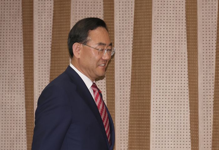 지방선거 국민의힘 대구시장 후보 경선 공천에서 컷오프된 주호영 의원이 지난 26일 오후 국회 소통관에서 국민의힘 공천관리위원회의 결정에 반발하는 입장을 밝히기 위해 발언대로 향하고 있다. 주 의원은 법원에 공천배제결정 효력정지 가처분 신청을 했다. ⓒ뉴시스