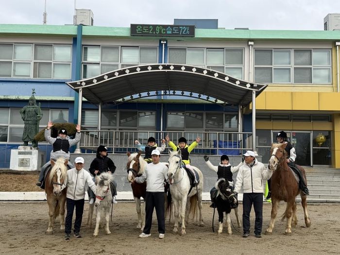 인천 강화군 양도면 조산초교에서 입학생 2명이 말을 타고 교문에 들어서는 입학식을 하고 있다. ⓒ 강화자연체험농장 제공