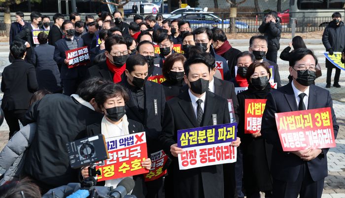 장동혁 대표와 송언석 원내대표를 비롯한 국민의힘 의원들이 5일 청와대 사랑채 앞에서 의원총회를 마친 뒤 손팻말을 들고 청와대 방향으로 이동하고 있다.ⓒ연합뉴스