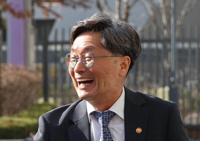 정일연 국민권익위원장이 지난 4일 세종시 정부세종청사로 첫 출근을 하고 있다. ⓒ뉴시스