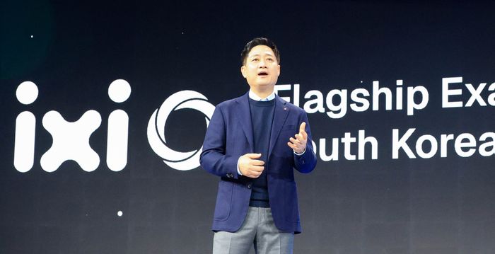 2일(현지시간) 스페인 바르셀로나에서 열리고 있는 MWC26 개막일 기조 연설에 나선 LG유플러스 홍범식 CEO의 모습.ⓒLG유플러스