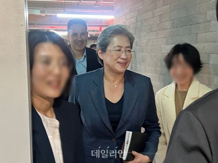 리사 수 AMD CEO가 18일 오전 경기 성남시 분당구 네이버 1784 사옥에 도착해 회담 장소로 이동하고 있다.ⓒ데일리안 이주은 기자