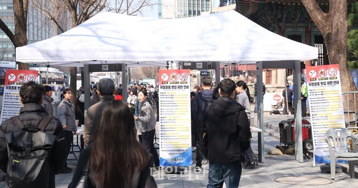 ‘BTS(방탄소년단) 컴백 라이브: ARIRANG’ 공연이 열릴 21일 오전 서울 광화문 광장 일대에서 보안 검색대가 운영되고 있다.ⓒ데일리안 방규현 기자