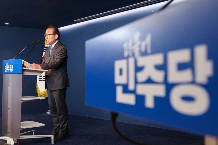 김이수 더불어민주당 중앙당 공천관리위원장이 2일 오전 서울 여의도 더불어민주당 중앙당사에서 공천 심사 결과 발표를 하고 있다. ⓒ뉴시스