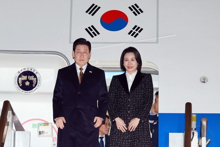 일본 순방 일정을 마친 이재명 대통령과 김혜경 여사가 1월 14일 경기 성남 서울공항에 도착해 공군 1호기에서 내리고 있다. ⓒ뉴시스