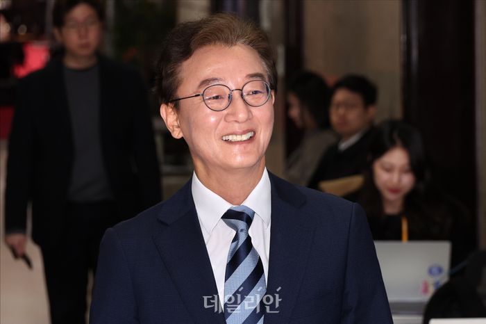 전재수 더불어민주당 의원이 서울 여의도 국회에서 정청래 더불어민주당 대표와의 비공개 면담을 위해 이동하고 있다. ⓒ데일리안 홍금표 기자