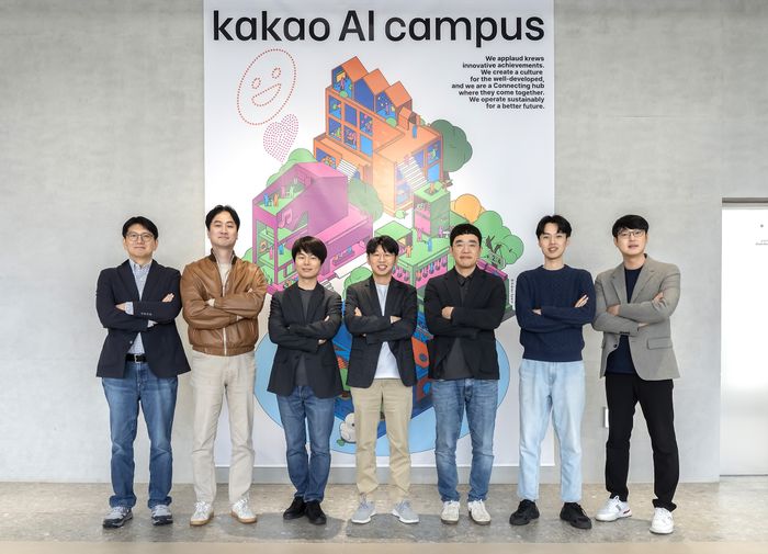 카카오가 지난 6일 카카오 AI 캠퍼스에서 학계 전문가로 구성된 카카오 AI 자문 그룹의 발족식을 열고, 자문 방향과 연간 아젠다를 논의했다. (왼쪽부터)김세웅 카카오 AI 커뮤니케이션 성과리더, 장준혁 한양대학교 융합전자공학부 교수, 주한별 서울대학교 컴퓨터공학부 교수, 최종현 서울대학교 전기·정보공학부 교수, 신진우 KAIST ICT 석좌교수, 이주호 KAIST 김재철AI대학원 교수, 김승룡 KAIST 김재철AI대학원 교수.ⓒ카카오
