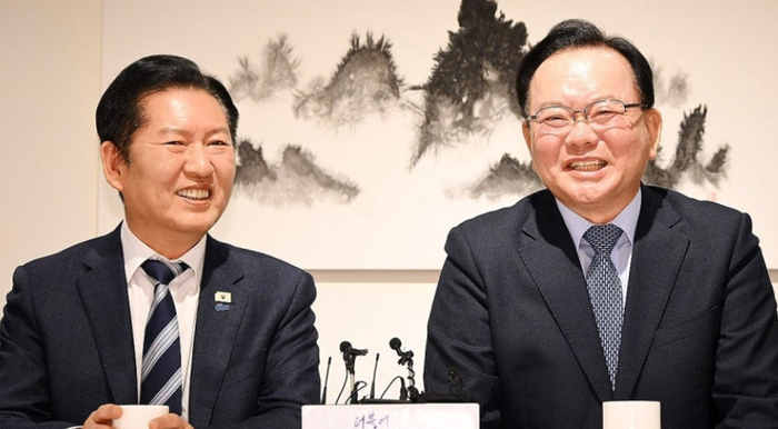 정청래 더불어민주당 대표와 김부겸 전 국무총리가 26일 서울 중구 달개비에서 회동하고 있다. ⓒ연합뉴스