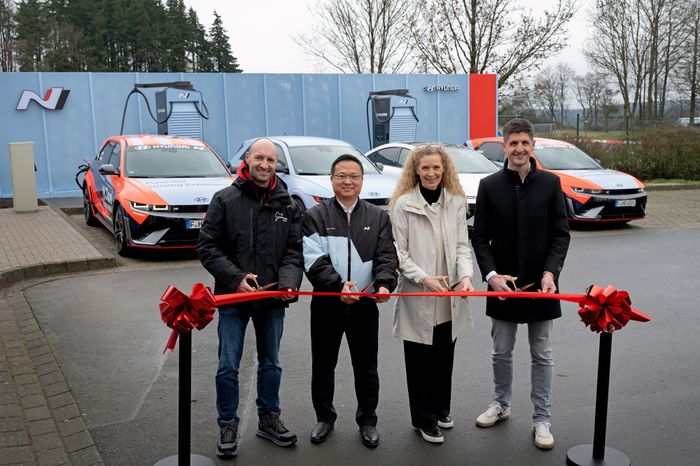 왼쪽부터 잉고 뵈더 뉘르부르크링 CEO, 박준우 현대차 N매니지먼트실장(상무), 아넷 페이현대차 독일법인 브랜드 경험 및 스포츠마케팅 팀장, 귀도 겔렌 현대 커넥티드 모빌리티 유한회사 커넥티드카 서비스 및 차징 디렉터가 ‘뉘르부르크링 N 급속 충전소’ 개소식에서 기념 촬영하고 있다.ⓒ현대자동차