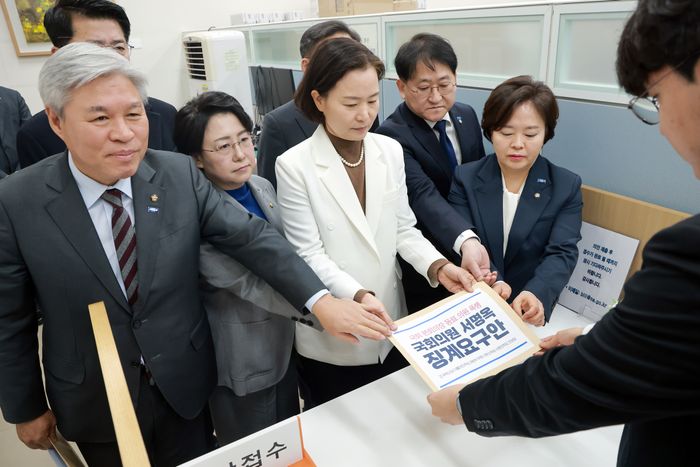 조국혁신당 이해민 의원이 3일 국회 의안과에 국민의힘 서명옥 의원에 대한 징계요구안을 제출하고 있다. ⓒ연합뉴스