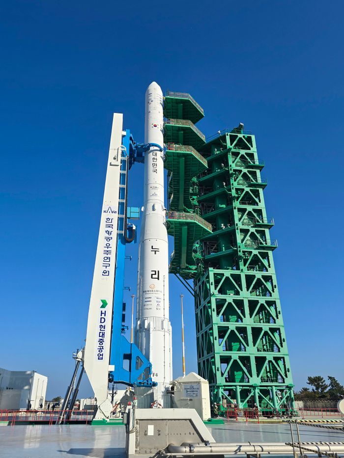 지난해 11월 전남 고흥 나로우주센터에 구축한 발사대에서 4차 발사 준비를 마친 누리호의 모습. ⓒ데일리안 DB