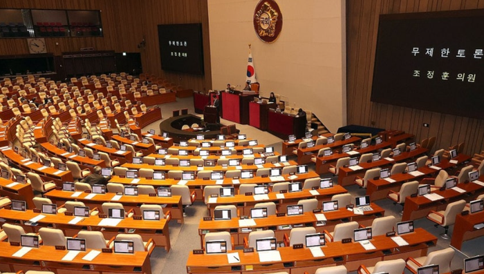 조정훈 국민의힘 의원이 1일 국회 본회의장에서 국민투표법 전부개정법률안(대안)에 대한 무제한 토론을 이어가고 있다. ⓒ연합뉴스