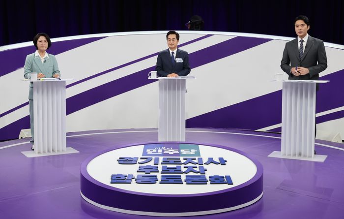 더불어민주당 추미애(왼쪽부터), 김동연, 한준호 경기도지사 경선후보가 30일 서울 마포구 상암동 MBC 신사옥에서 열린 