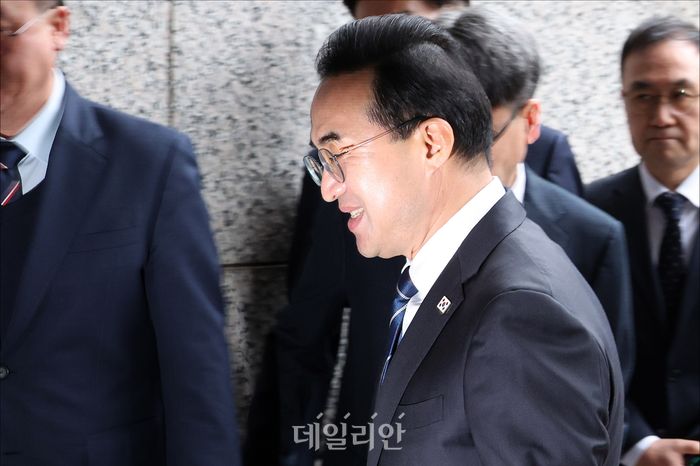 박홍근 기획예산처 장관 후보자가 지난 3일 오전 서울 중구 예금보험공사 본사에 마련된 인사청문회 준비 사무실로 출근을 하고 있다. ⓒ데일리안 홍금표 기자