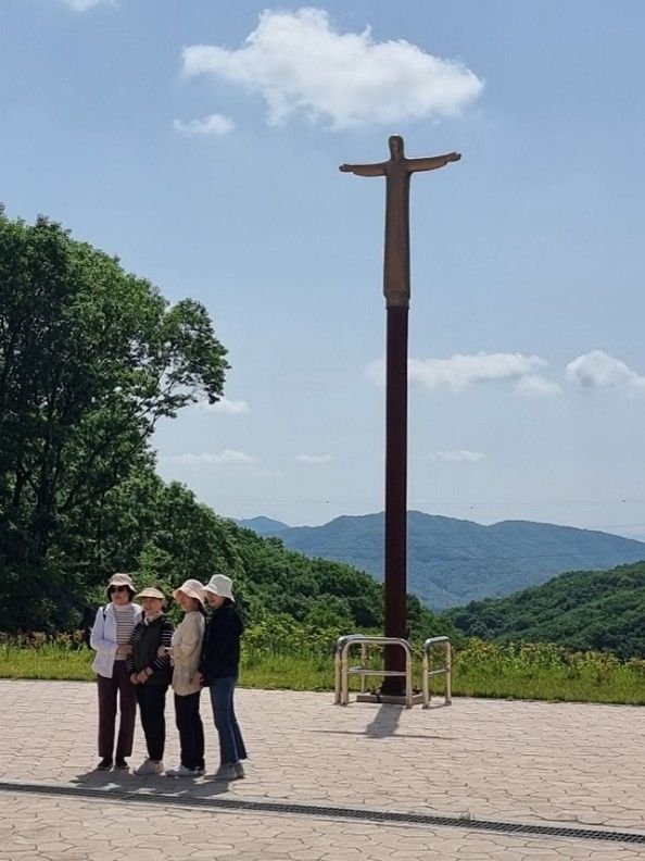 ⓒ제대 앞 바깥에 높다랗게 서 있는 예수님