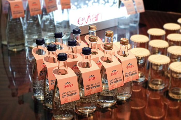 지난 19일 서울 한남동 그랜드하얏트 서울 비즈니스룸에 에비앙 제품이 진열돼 있다.ⓒ신세계L&B