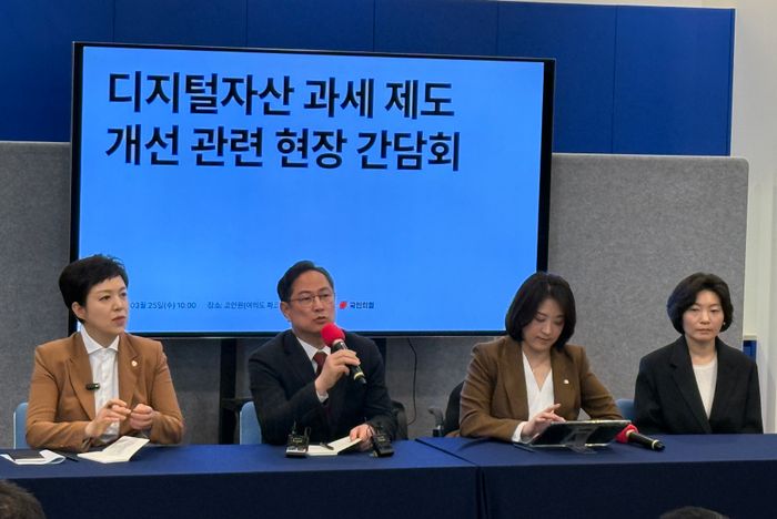 (왼쪽부터) 김은혜 국민의힘 의원, 박수영 국민의힘 의원, 최보윤 국민의힘 의원, 김재진 닥사 부회장이 25일 서울 여의도 파크원 타워에서 디지털자산 과세 제도 개선 관련 현장 간담회 백브리핑을 진행하고 있다. ⓒ데일리안 황지현 기자
