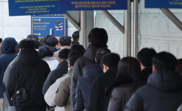 지난해 12월 5일 서울 종로구 주한 미국대사관 앞에서 미국 비자를 발급받으려는 시민들이 줄 서 있다. ⓒ 연합뉴스
