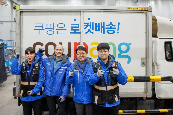 해롤드 로저스 쿠팡 대표와 염태영 국회의원이 배송을 함께할 쿠팡친구들과 포즈를 취했다.ⓒ쿠팡