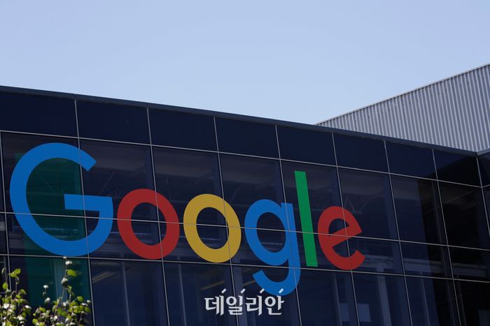 미 캘리포니아주 마운틴뷰에 있는 구글 본사 외벽에 구글 로고가 붙어 있다.ⓒ뉴시