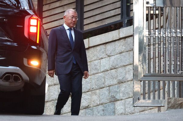 정의선 현대차그룹 회장이 지난해 3월 20일 오후 고 정주영 현대그룹 명예회장의 24주기 제사를 치르기 위해 서울 종로구 청운동 옛 정주영 명예회장의 자택으로 들어서고 있다.ⓒ뉴시스 