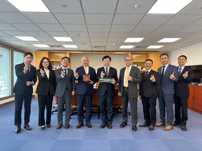 이경규(가운데) IPA 사장이 에버그린 장예이(왼쪽 4번째) 동사장 등 관계자들과 사진촬영을 하고 있다ⓒ IPA 제공