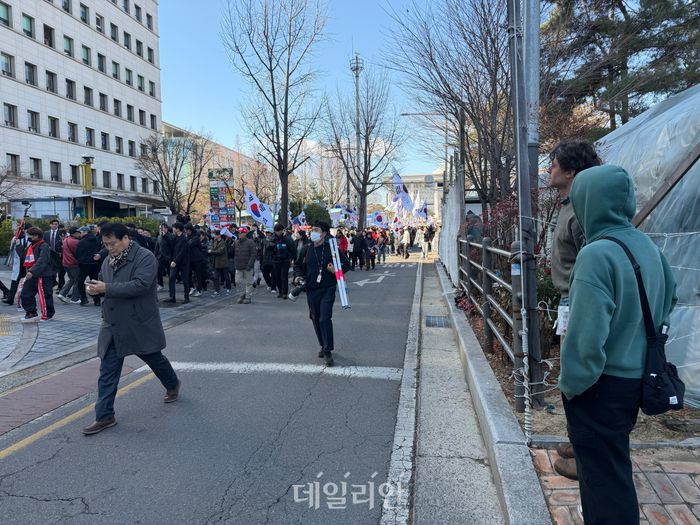 목적지인 청와대에서도 윤어게인(YOON AGAIN)으로 구성된 강성 지지층 외 일반 시민들은 보기 어려웠다. 시위대를 지켜보던 외국인들은 놀란 표정으로 사진을 촬영했다. ⓒ데일리안 김수현 기자