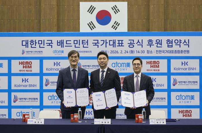 콜마비앤에이치와 애터미가 대한배드민턴협회와 3자 후원 협약을 체결했다. 사진 오른쪽부터 이승화 콜마비앤에이치 대표, 김동문 대한배드민턴협회 회장, 윤용순 애터미 대표. ⓒ콜마비앤에이치