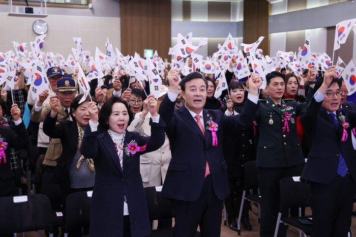 김성제 의왕시장이 만세삼창을 하고 있다. ⓒ의왕시 제공