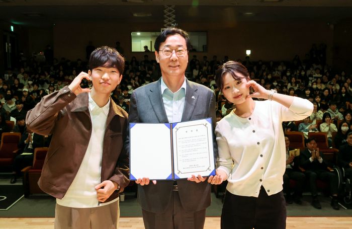 정명근 시장이 화성시장학관 신규 입사생 대표들과 함께 입사 선서문을 들고 기념촬영을 하고 있다.ⓒ화성시 제공