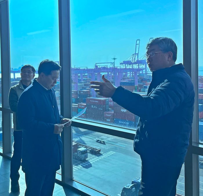 이경규(가운데)IPA 사장이 정국위 인천신항 선광신컨테이너터미널 대표에게 중동사태 이후 컨테이너 터미널 야드 장치율 현황 등을 듣고 있다.ⓒ IPA 제공