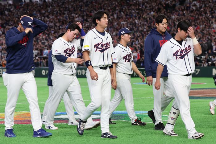 8일 일본 도쿄돔에서 열린 2026 WBC 조별리그 C조 3차전 한국과 대만의 경기서 연장승부 끝에 5-4로 패배한 한국 대표팀 선수들이 아쉬워하고 있다. ⓒ 뉴시스