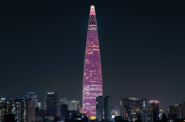 벚꽃색으로 물드는 롯데월드타워.ⓒ롯데물산