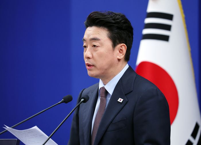 강훈식 대통령 비서실장이 6일 청와대에서 UAE 체류 국민 귀국 지원 및 원유 확보 관련 브리핑을 하고 있다. ⓒ뉴시스