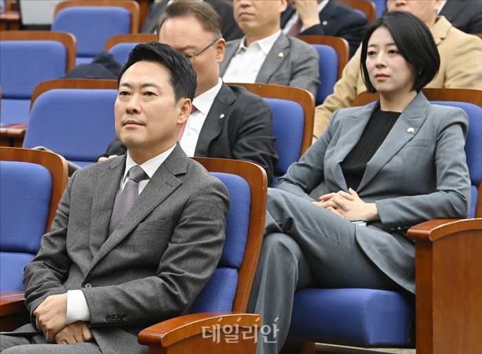 국민의힘 장동혁 대표와 배현진 의원이 지난달 23일 국회에서 열린 국민의힘 의원총회에 참석하고 있다. ⓒ데일리안 홍금표 기자