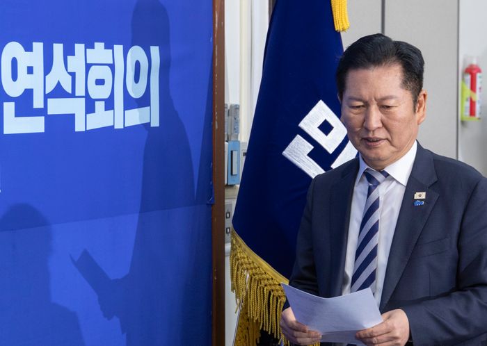 더불어민주당 정청래 대표가 10일 국회에서 열린 중앙당 및 시ㆍ도당 선거관리위원장 연석회의에 입장하고 있다. ⓒ연합뉴스