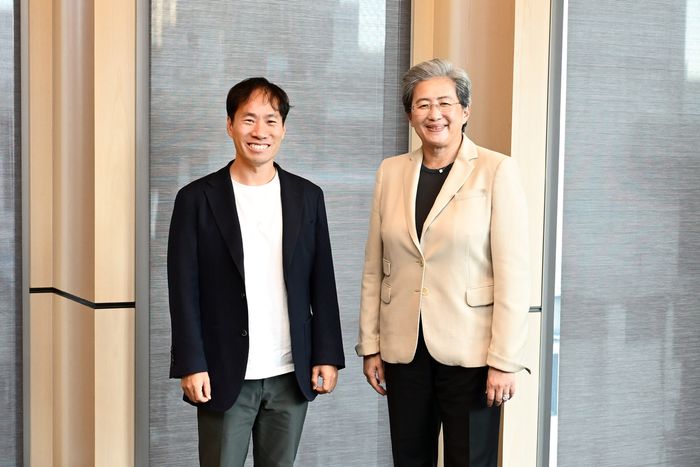 김성훈 업스테이지 대표(왼쪽)와 리사 수 AMD 최고경영자(CEO)ⓒ업스테이지