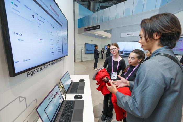 참관객들이 KT의 AI GPU 서비스 전시를 관람하는 모습ⓒKT