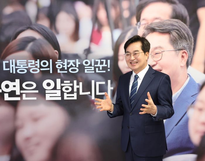 6·3 지방선거 더불어민주당 경기도지사 후보인 김동연 경기도지사가 27일 수원시 인계동 선거사무소인 