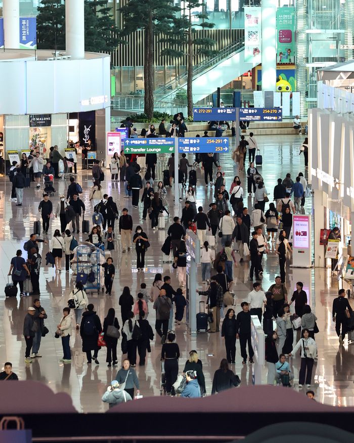 지난 2월 인천국제공항 제2여객터미널 면세구역에 여행객들이 붐비고 있다.ⓒ뉴시스