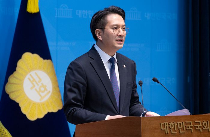 더불어민주당 전용기 의원이 31일 국회에서 쌍방울 대북송금 사건 검사 회유 의혹 추가 녹취 공개 관련 기자회견을 하고 있다. ⓒ연합뉴스