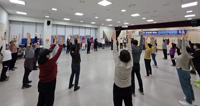 지난 5일 만안종합사회복지관에서 슬로우조깅 프로그램 진행 후 정리운동을 하고 있는 모습. ⓒ안양시 제공