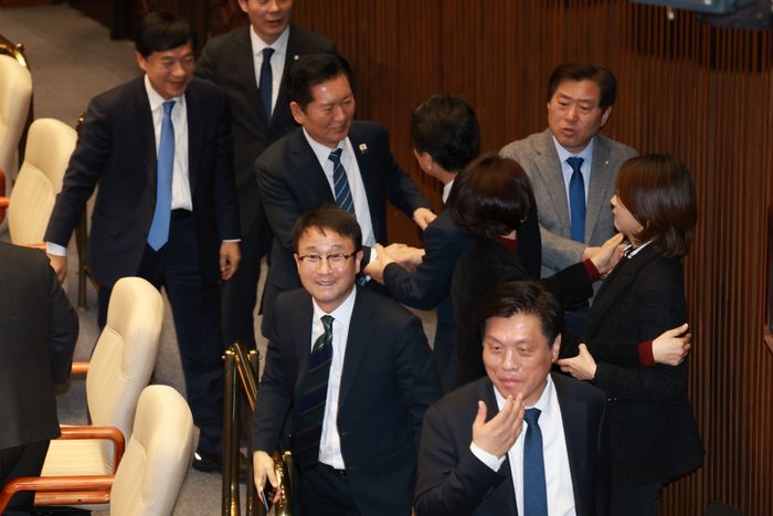 더불어민주당 정청래 대표와 한병도 원내대표 등 의원들이 12일 서울 여의도 국회에서 열린 제433회 국회(임시회) 제1차 본회의에서 예결위원장 투표를 위해 이동하고 있다. ⓒ뉴시스