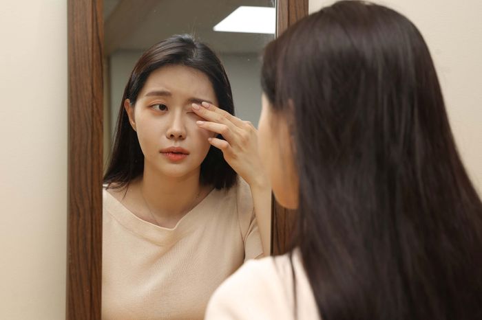 각막은 외부 자극에 가장 먼저 노출되는 부위로, 작은 이물질이나 잘못된 렌즈 사용 등으로 쉽게 손상될 수 있다. ⓒ김안과병원