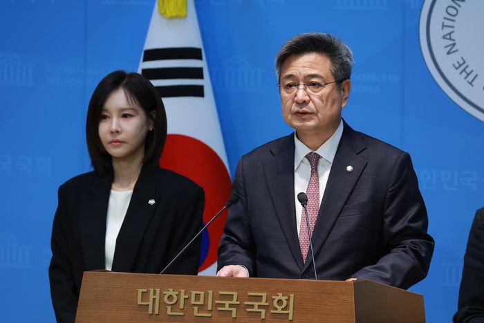 김장겸 국민의힘 의원이 18일 서울 여의도 국회 소통관에서 기자회견을 하고 있다. ⓒ뉴시스