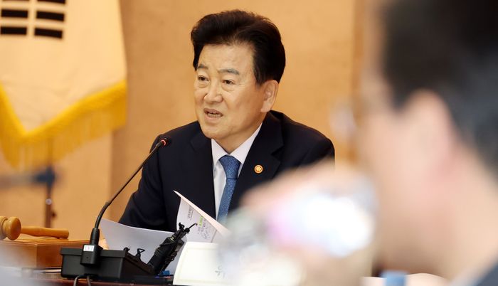 정동영 통일부 장관이 19일 오전 서울 종로구 정부서울청사에서 열린 