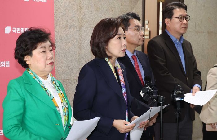 국회 법사위 국민의힘 조배숙(왼쪽부터), 나경원, 윤상현, 신동욱 의원이 25일 오전 국회에서 