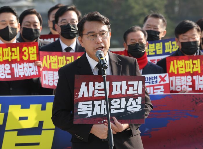 윤상현 국민의힘 의원이 5일 오전 서울 종로구 청와대 사랑채 분수대 앞에서 열린 현장 의원총회에서 발언하고 있다. ⓒ뉴시스