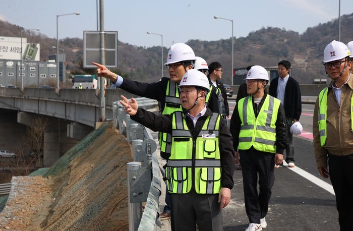 남양주시가 화도IC 서울방면 진입램프 확장공사 준공 현장을 점검하고 있다.ⓒ