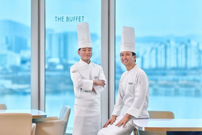 워커힐 더뷔페 이성민 조리장(왼쪽)과 박상돈 부조리장(오른쪽).ⓒ워커힐 호텔앤리조트